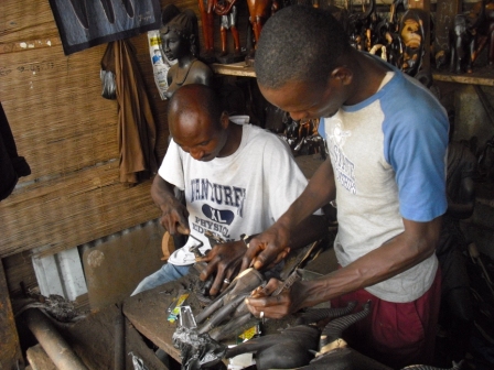 Afrika-Deko-Shop - 2 Handwerker in Afrika