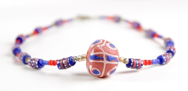 Halsketten aus rot-blauen Glasperlen, afrikanischer Öko-Modeschmuck, liebevolle Handarbeit aus Ghana