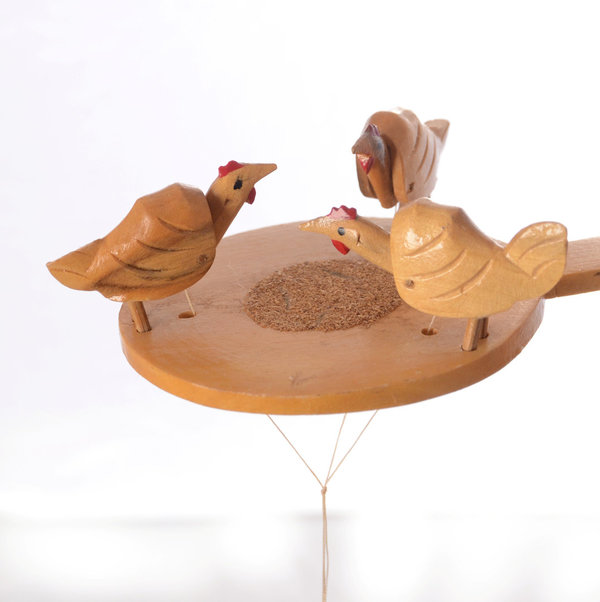 Afrikanisches Hühner-Ziehspiel mit drei pickenden Hühnern, zauberhafte Handarbeit aus Ghana