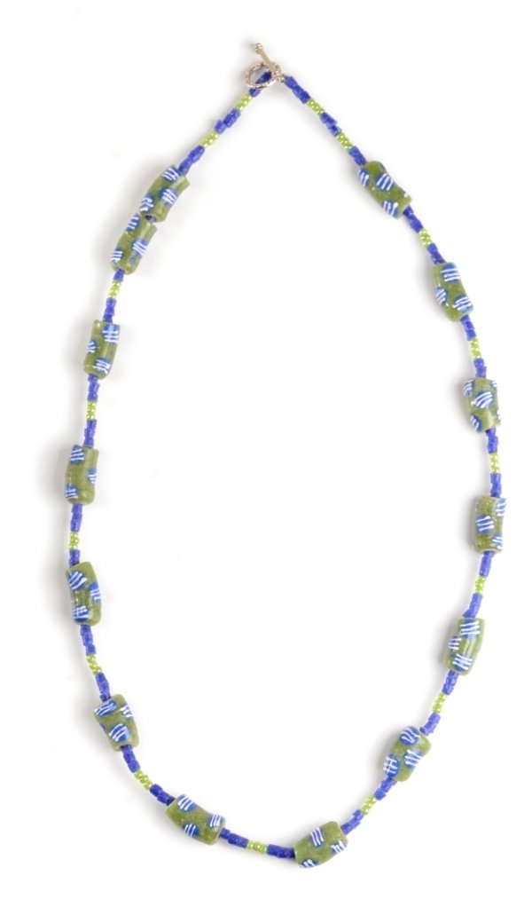 Halskette aus grün-blauen Glasperlen, afrikanischer Öko-Modeschmuck, liebevolle Handarbeit aus Ghana
