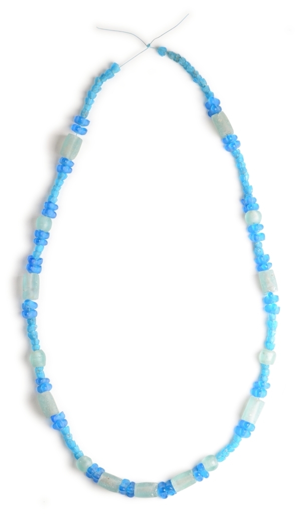 Halsketten aus blauen Glasperlen, afrikanischer Öko-Modeschmuck, liebevolle Handarbeit aus Ghana