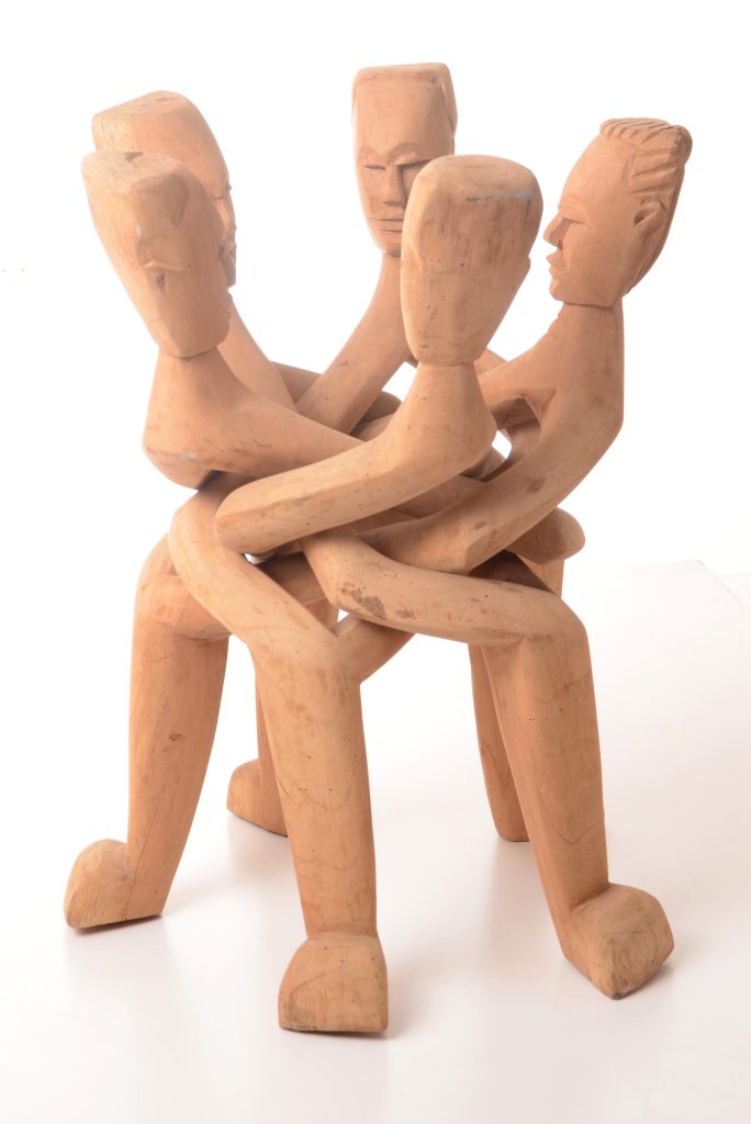 Afrikanische Figur eines Freundschaftskreises aus natürlichem Fundholz im Afrika-Deko-Shop Afrika-Deko-Shop der Trendshop in München für afrikanische und balinesische Affen Figuren