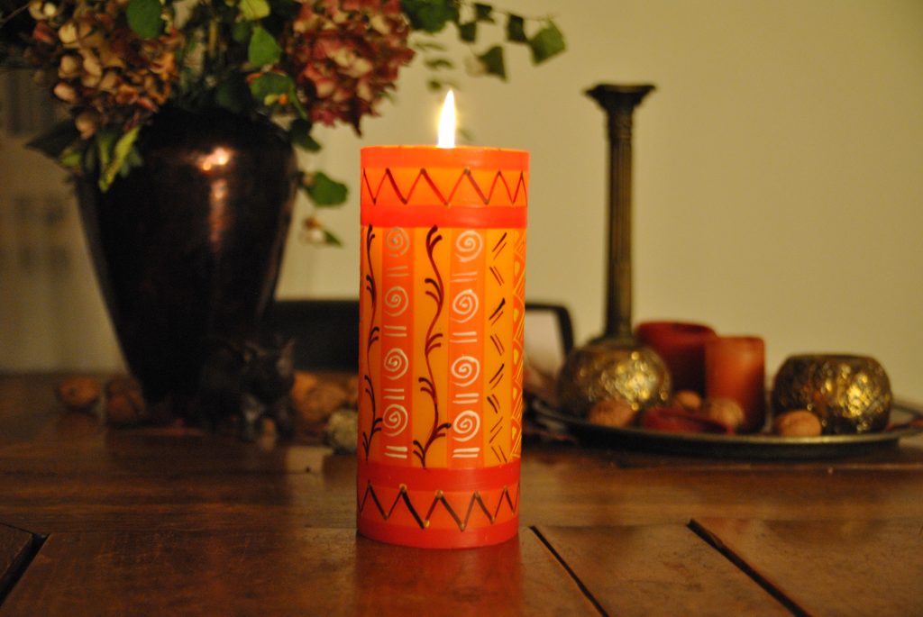 Afrika-Deko-Shop: afrikanische handbemalte rote Kerze, Stumpenkerze aus Südafrika, farbige Deko- und Geschenkkerze Afrika-Deko-Shop: afrikanische handbemalte rote Kerze, Stumpenkerze aus Südafrika, bunte Deko- und Geschenkkerze
