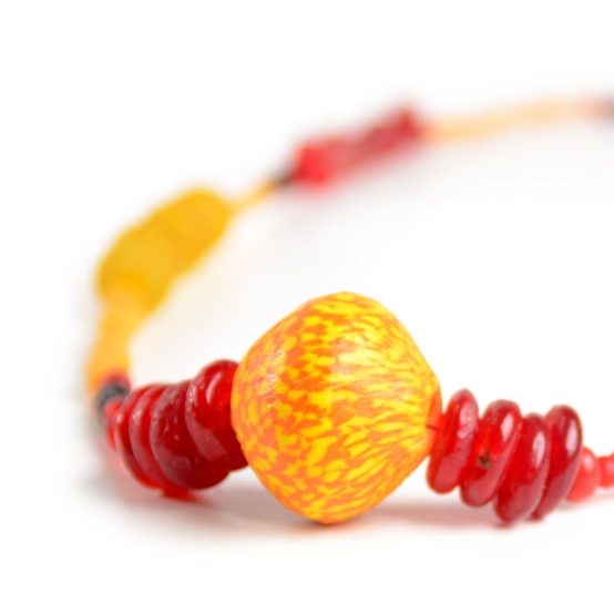 Handgefertigter Glasperlen Schmuck aus natürlichen Materialien im Afrika-Deko-Shop München