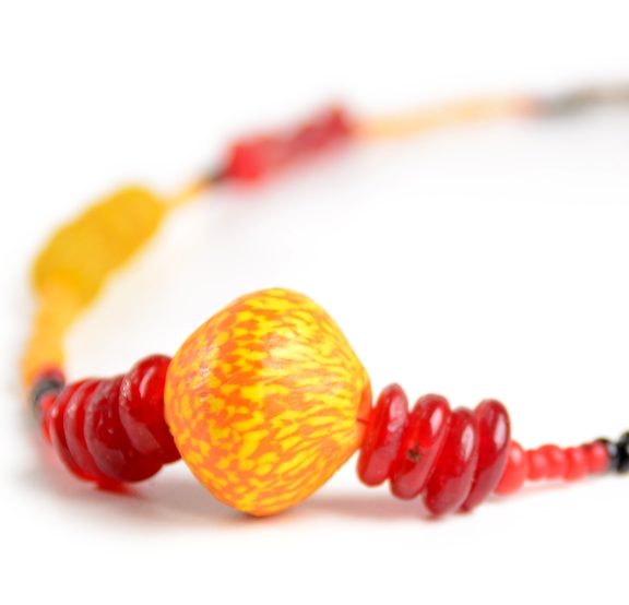Afrikanischer handgefertigter Schmuck aus Glasperlen und Kauri Muscheln, Halsketten im Afrika Deko Shop

