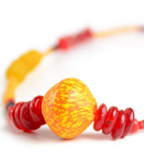 Halsketten Schmuck aus farbigen Glasperlen Recycling Arbeiten im Afrika Deko Shop kaufen Halsketten Schmuck aus farbigen Glasperlen Recycling Arbeiten im Afrika Deko Shop