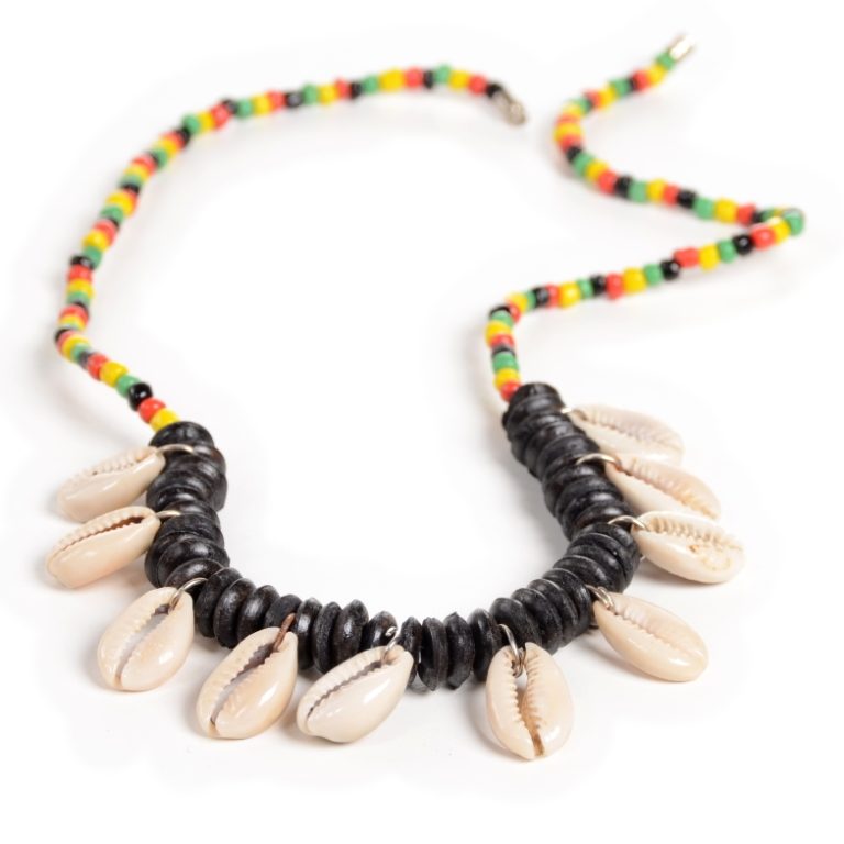 Afrikanischer handgefertigter Schmuck aus Glasperlen und Kauri Muscheln, Halsketten im Afrika Deko Shop
