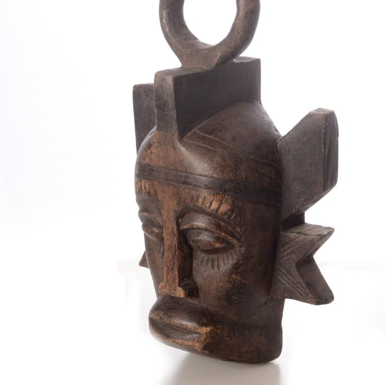 Handgeschnitzte afrikanische Maske aus Holz mit traditionellen Mustern, Wanddeko