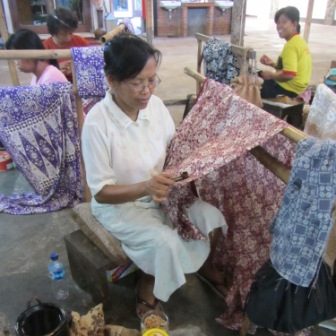 Batik Stoffbilder aus Naturmaterialien im Afrika-Deko-Shop München, einzigartige Unikate