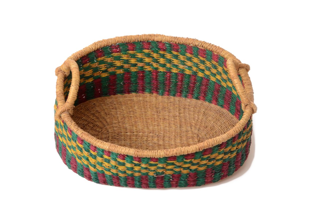 Afrika-Deko-Shop: Afrikanischer Bast Korb, farbiges Cocos Basket, Tablett, unverwechselbares Wohnaccessoires für Zuhause online kaufen Afrika-Deko-Shop München: Bastkorb aus natürlichen Fasern, Tablett mit Tragegriffen kaufen