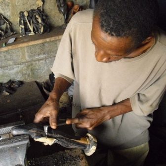 Afrika Deko Shop München Kunstschnitzer für handgefertigte afrikanische figuren und masken aus Holz Afrika Deko Shop München Kunstschnitzer für handgefertigte afrikanische figuren und masken