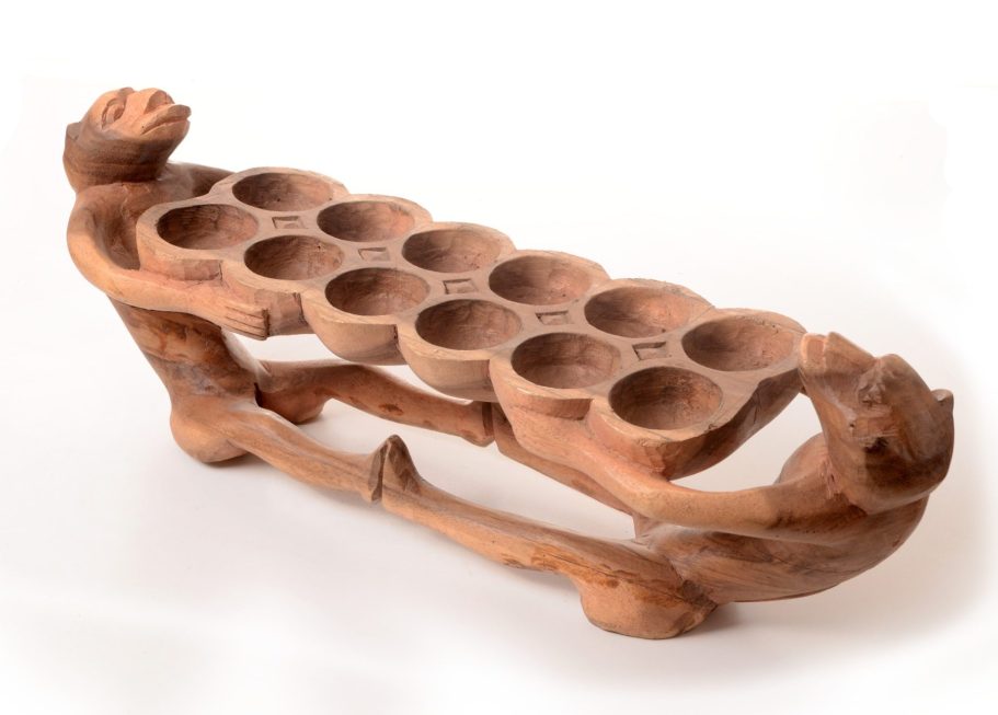 Afrikanische Affen Figur aus natürlichem Fundholz handgeschnitzt im Afrika Deko Shop München bestellen Afrikanische Affen Figur aus natürlichem Fundholz handgeschnitzt im Afrika Deko Shop München kaufen